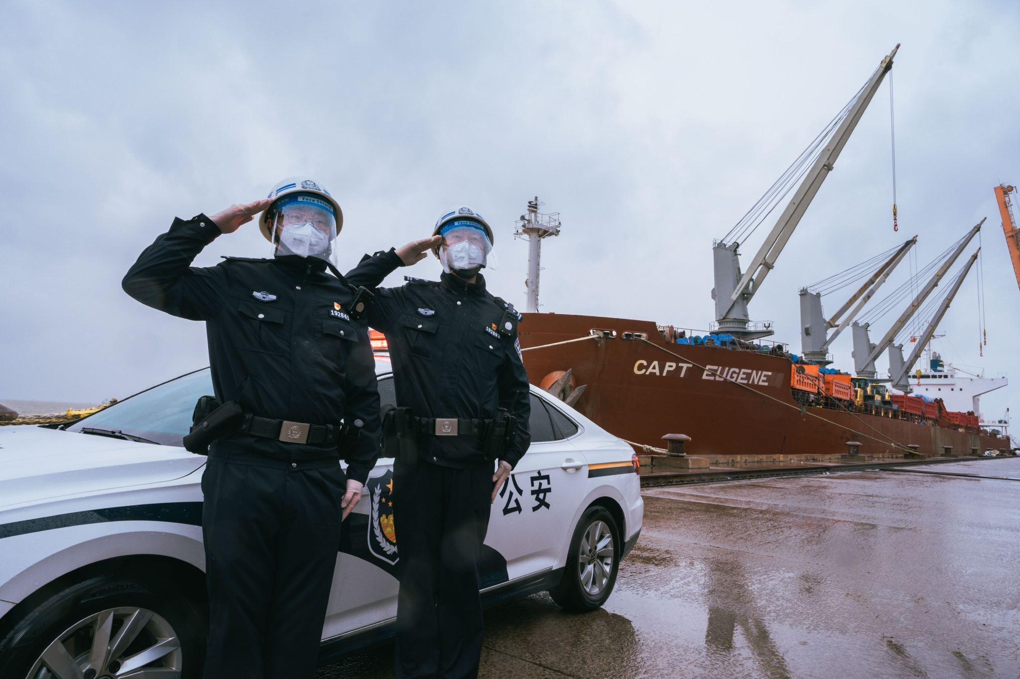 上海边检机关共查验出入境人员10.4万人次,较去年增长125.