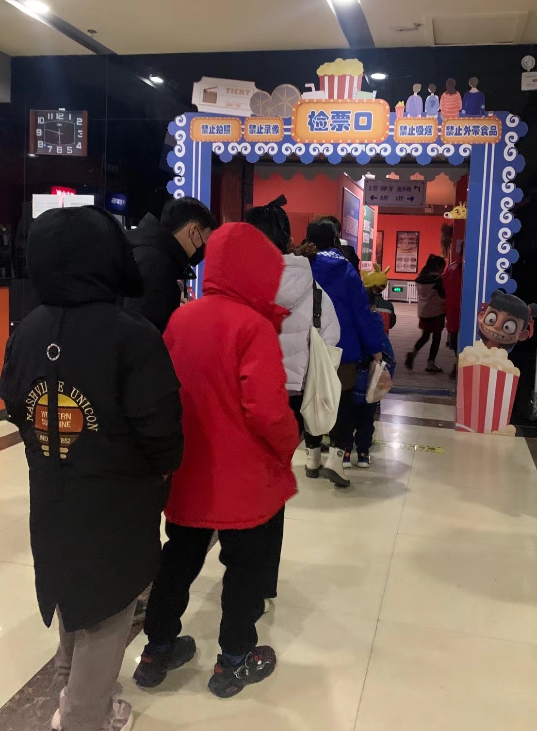 电影观众正排队入场。图源：时代周报记者陈玖阳