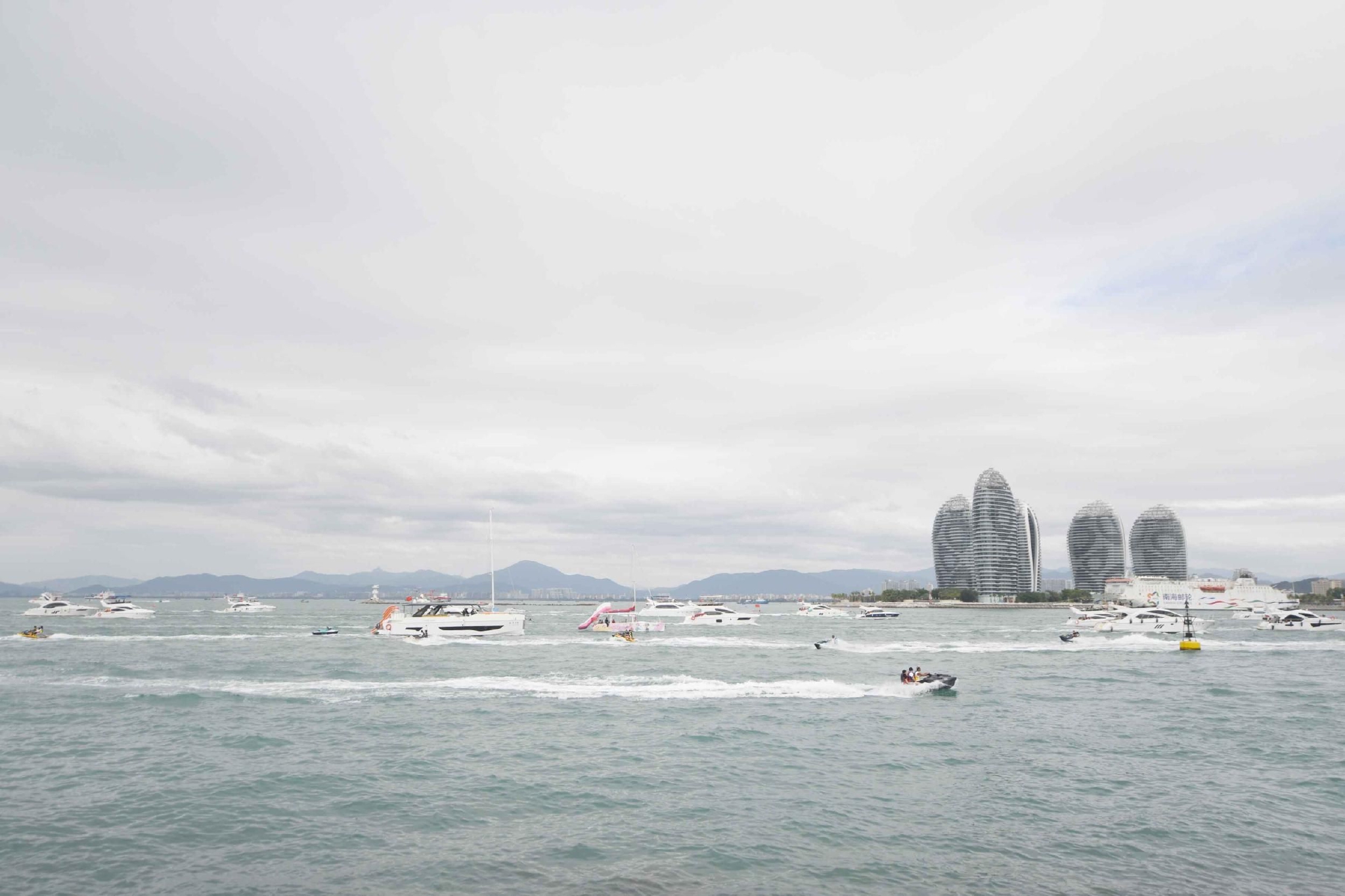 游客在三亚乘坐游艇出海游玩.记者 沙晓峰 摄