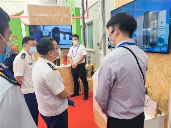 　　应急管理部领导莅临展位现场
