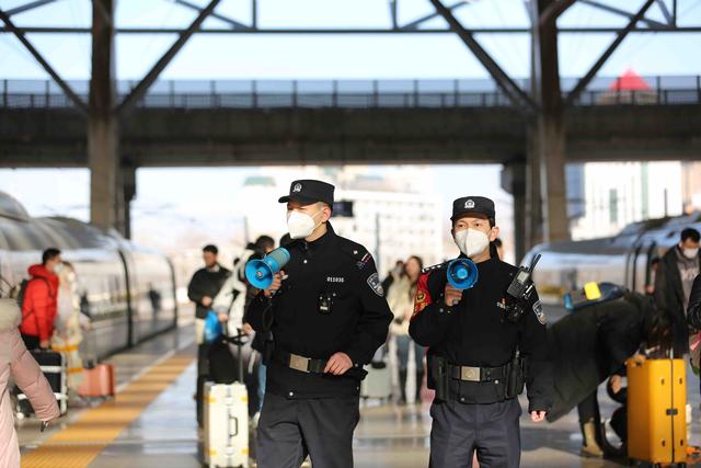 民警在站台维持秩序。 北京铁警供图