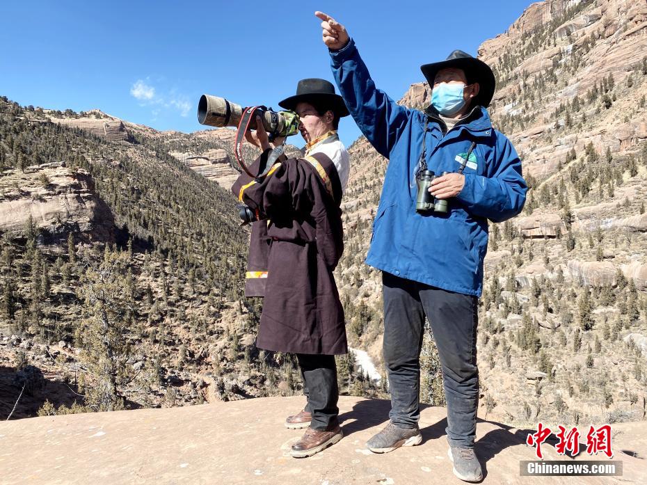 图为1月27日(正月初六)达杰朋措(左)和生态管护员巡护澜沧江源园区时