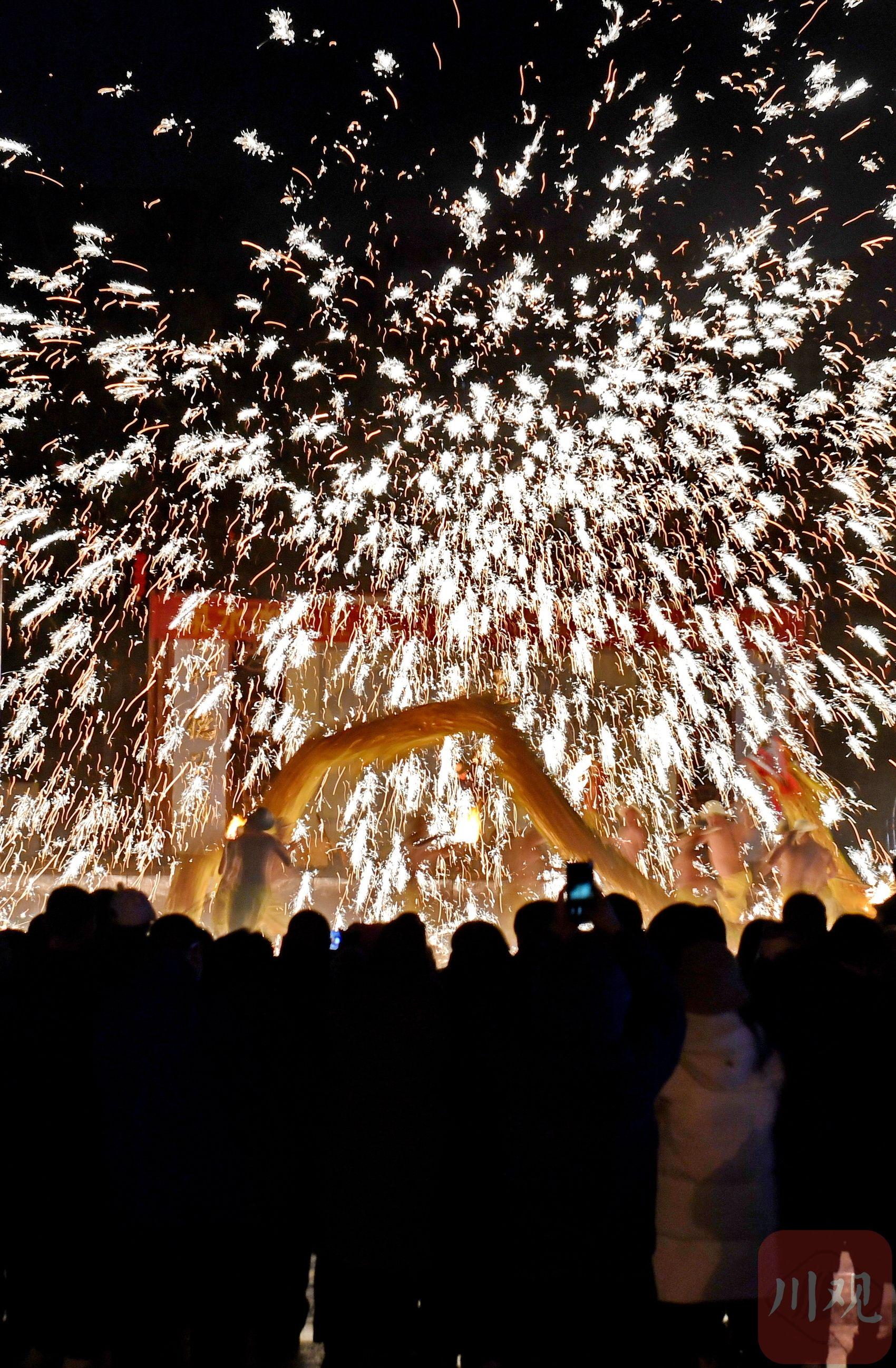 图集丨成都双流非遗闹新春火龙灯舞受追捧