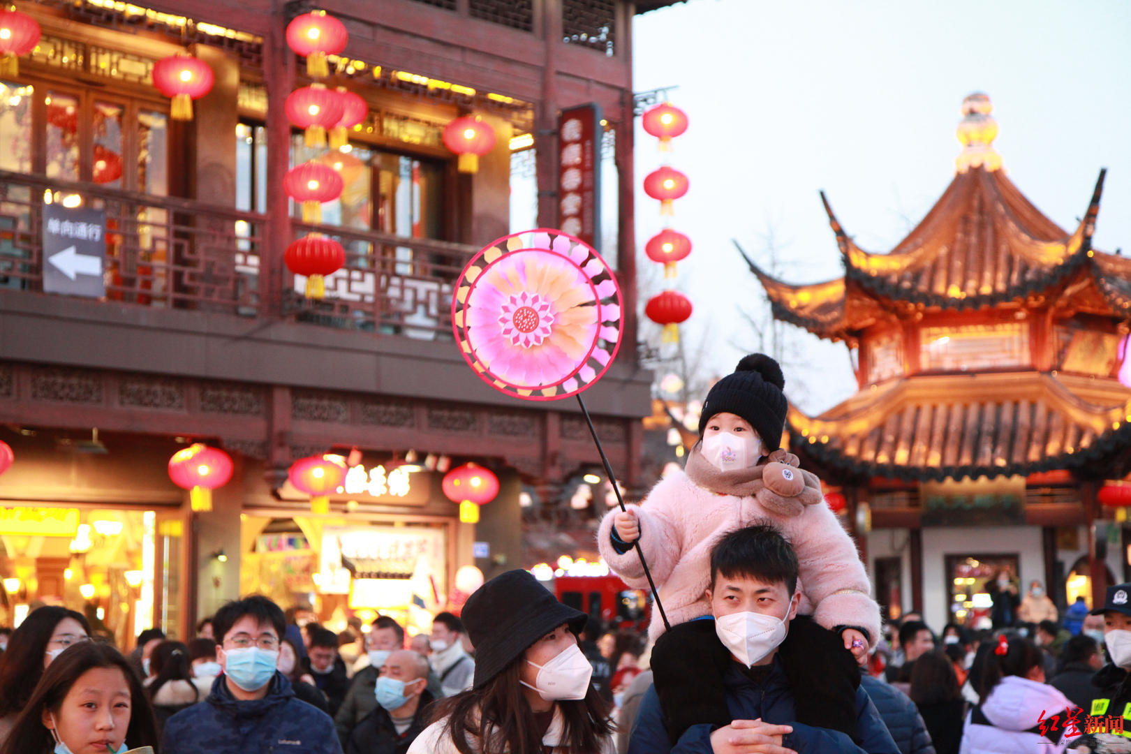 ↑27日，人们在南京夫子庙景区游览 据视觉中国