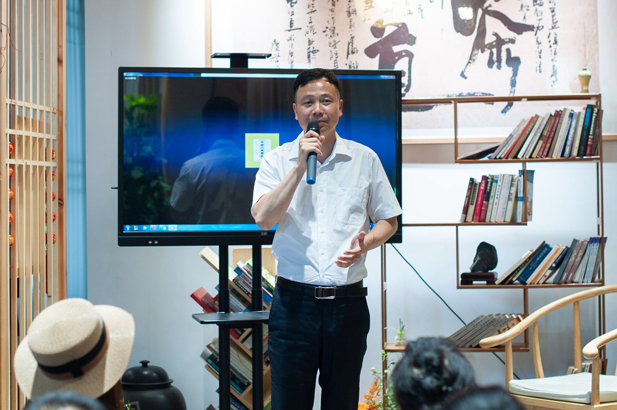 "追光2022"天府人物推介(58)|郭云飞:自费创办公益读书会,把"爱心书香