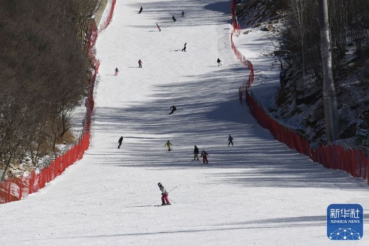 ↑1月27日，滑雪爱好者在河北省滦平县一处滑雪场滑雪。新华社发（王立群 摄）