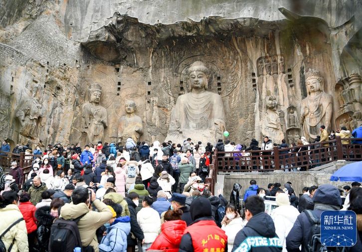 ↑1月26日，游客在河南省洛阳市龙门石窟景区内游览。新华社发（张怡熙摄）