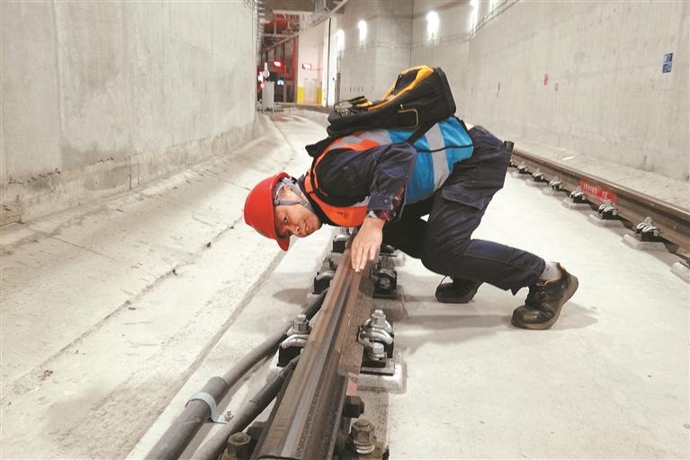 深圳地铁班组安全员王忠林在隧道检查线路设备安全状况.