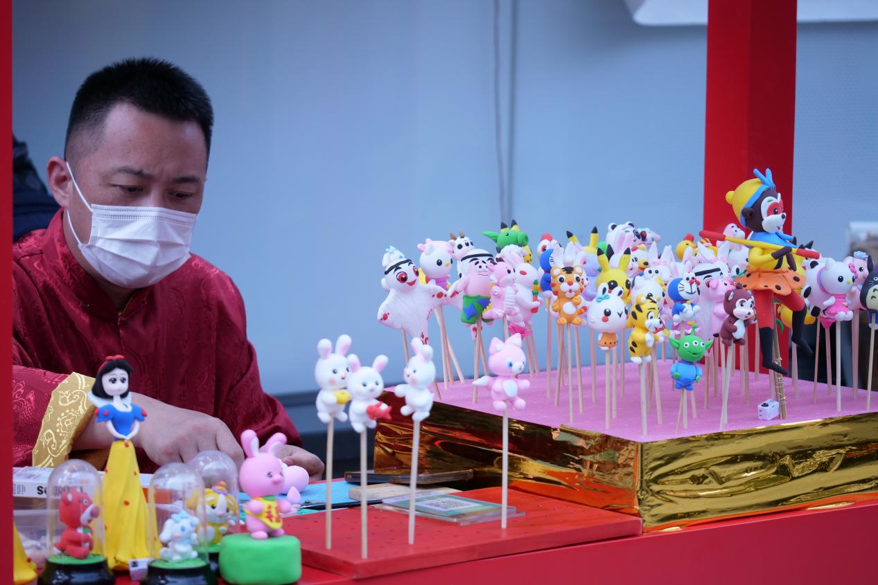 面人——"面塑""江米人"折扇糖画舞狮花灯据了解