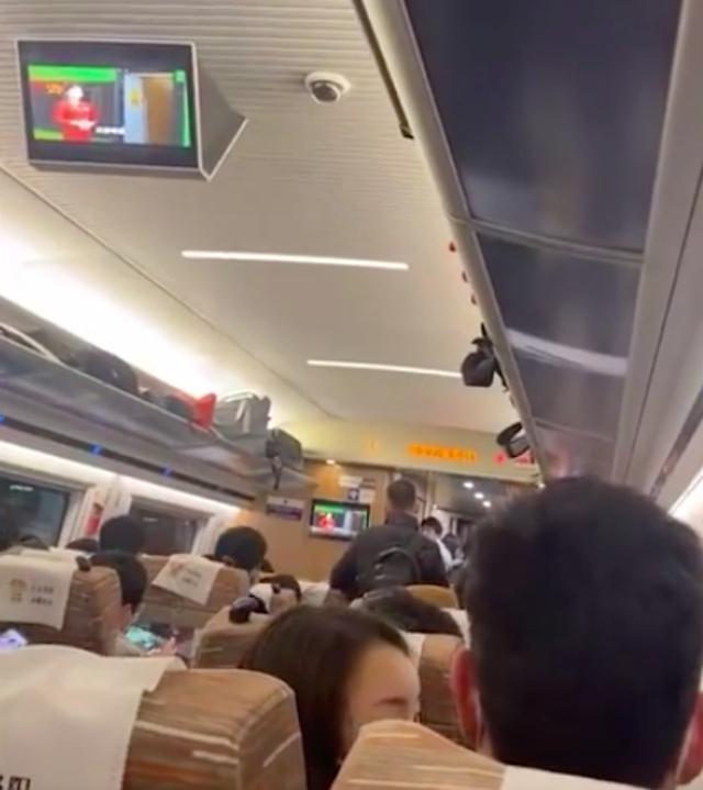 高铁超员报警无法行驶 无票乘客下车,超员符合相关规定