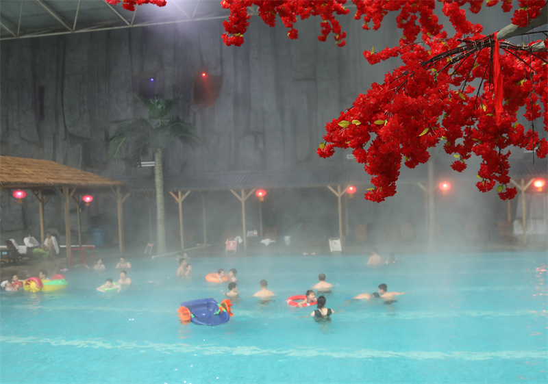 1月26日,游客在隆化县茅荆坝镇一家温泉乐园内游玩.