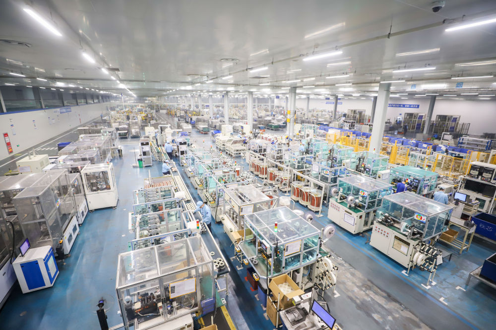 南昌海立电器有限公司内忙碌的生产场景.(南昌经济技术开发区供图)
