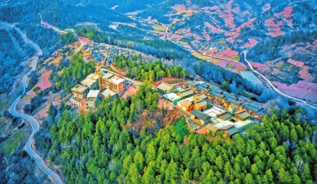 三河旧貌换新颜"的标语映入眼帘时,凉山州昭觉县三岔河镇三河村就到了