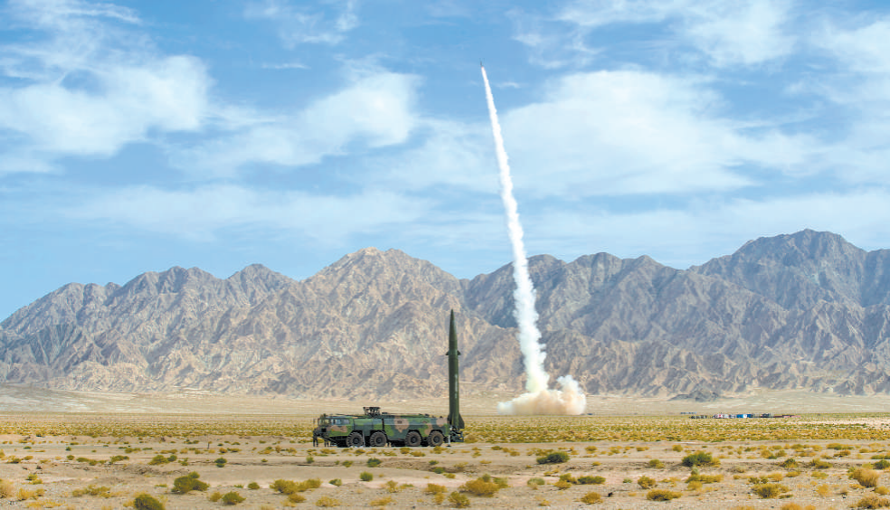 火箭军工程大学组织学员进行实弹发射.袁宝伦摄