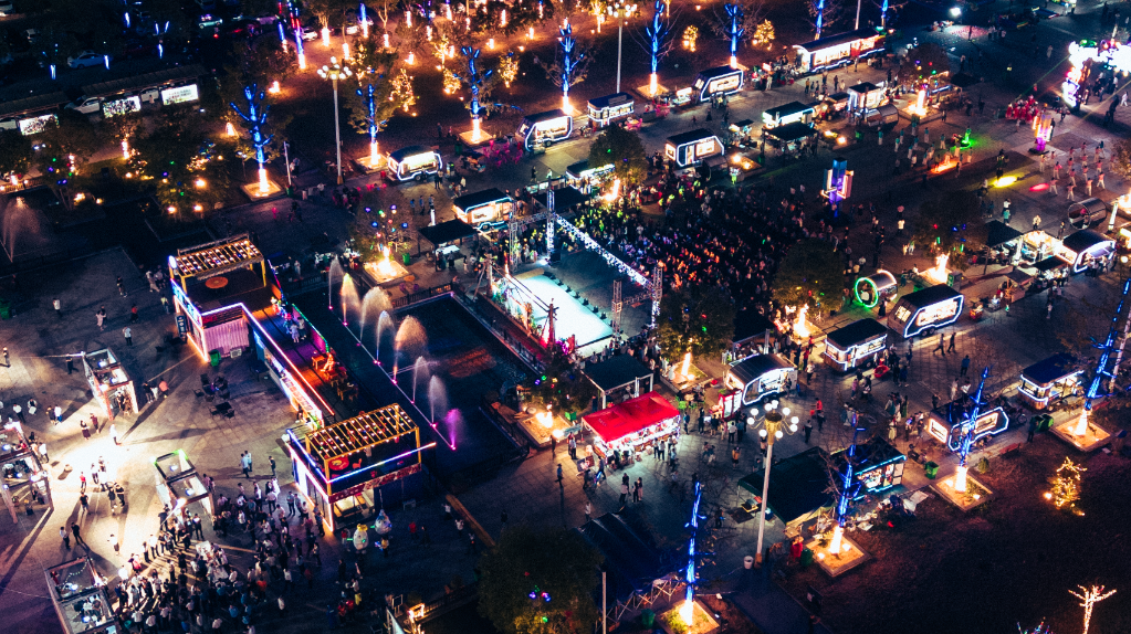 这是南县在2022年打造的"罗文夜市"