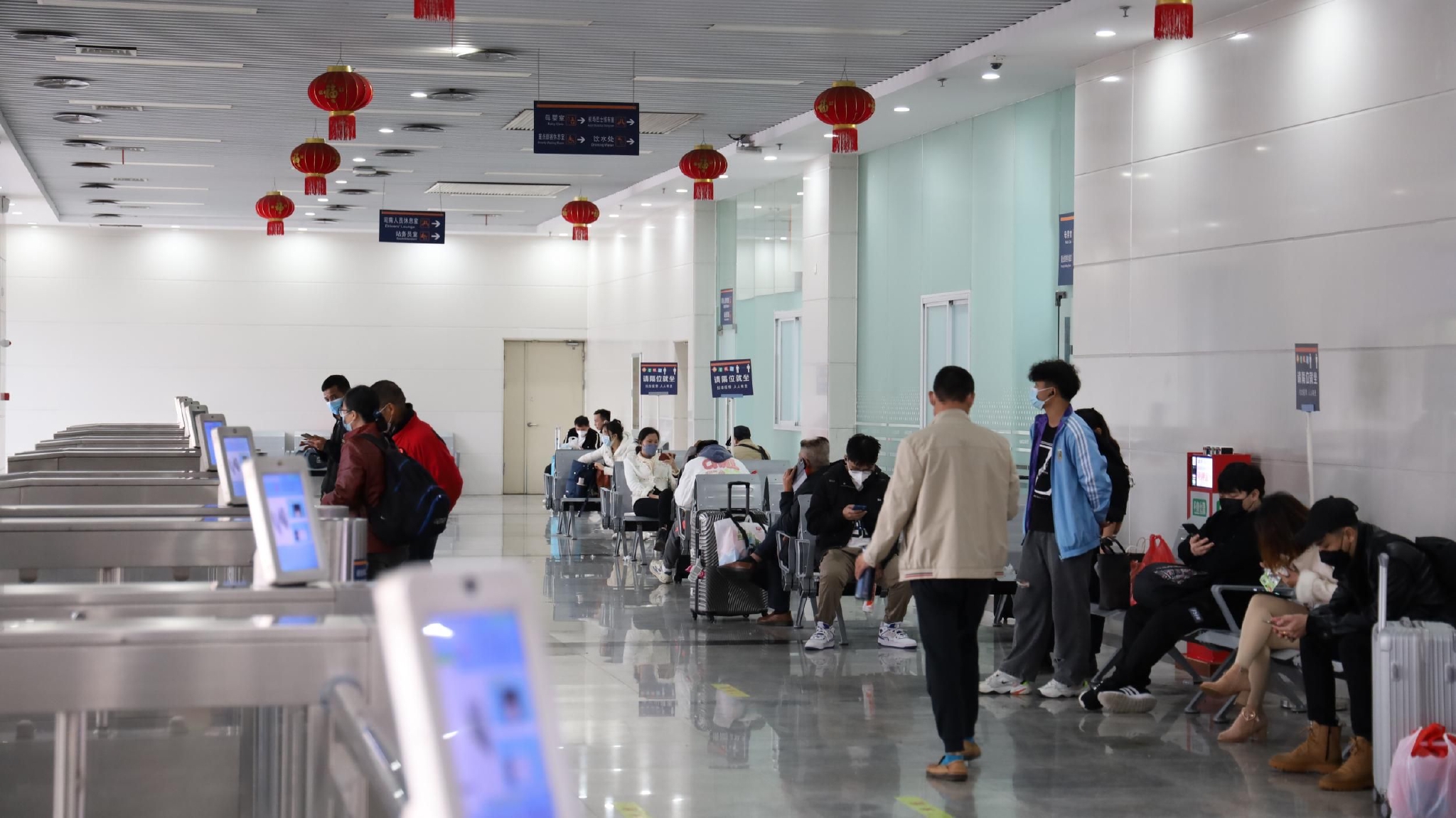 图为旅客在海口汽车客运总站候车