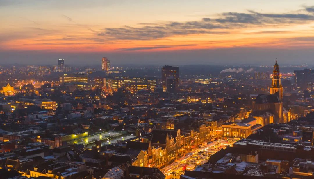 　　(格罗宁根城市夜景)