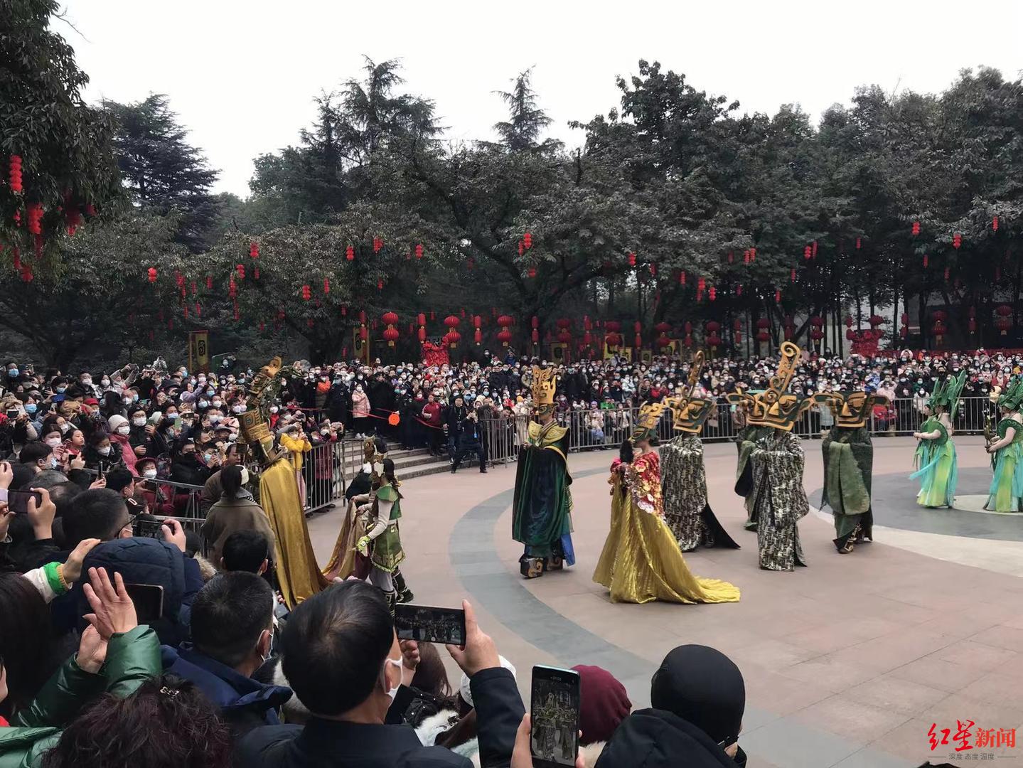 春节期间游客在三星堆观看“大祭祀”