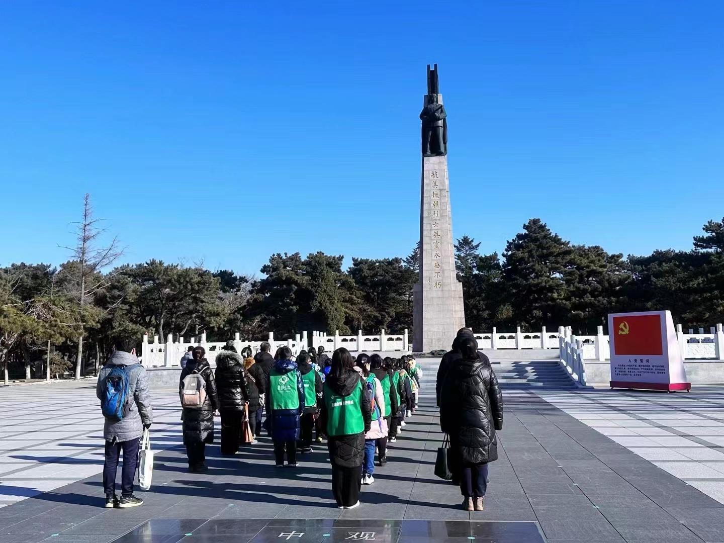 抗美援朝烈士陵园,前来参观的团队列队瞻仰沈阳抗美援朝英雄纪念碑