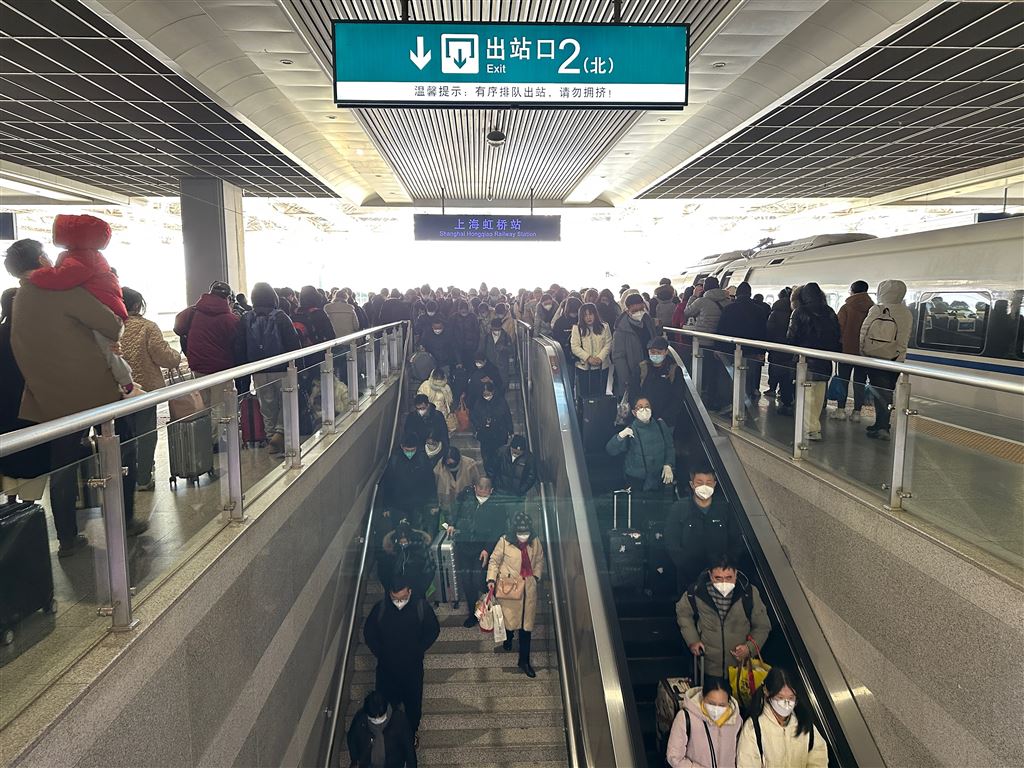 返沪旅客抵达上海虹桥站