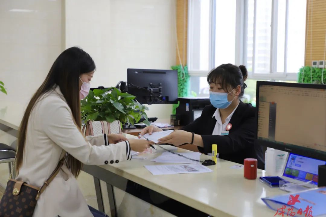 彬州市行政审批服务局工作人员受理群众业务.