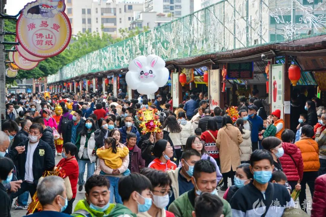 大年初五,禅城区飞鸿步行街迎来众多游客.
