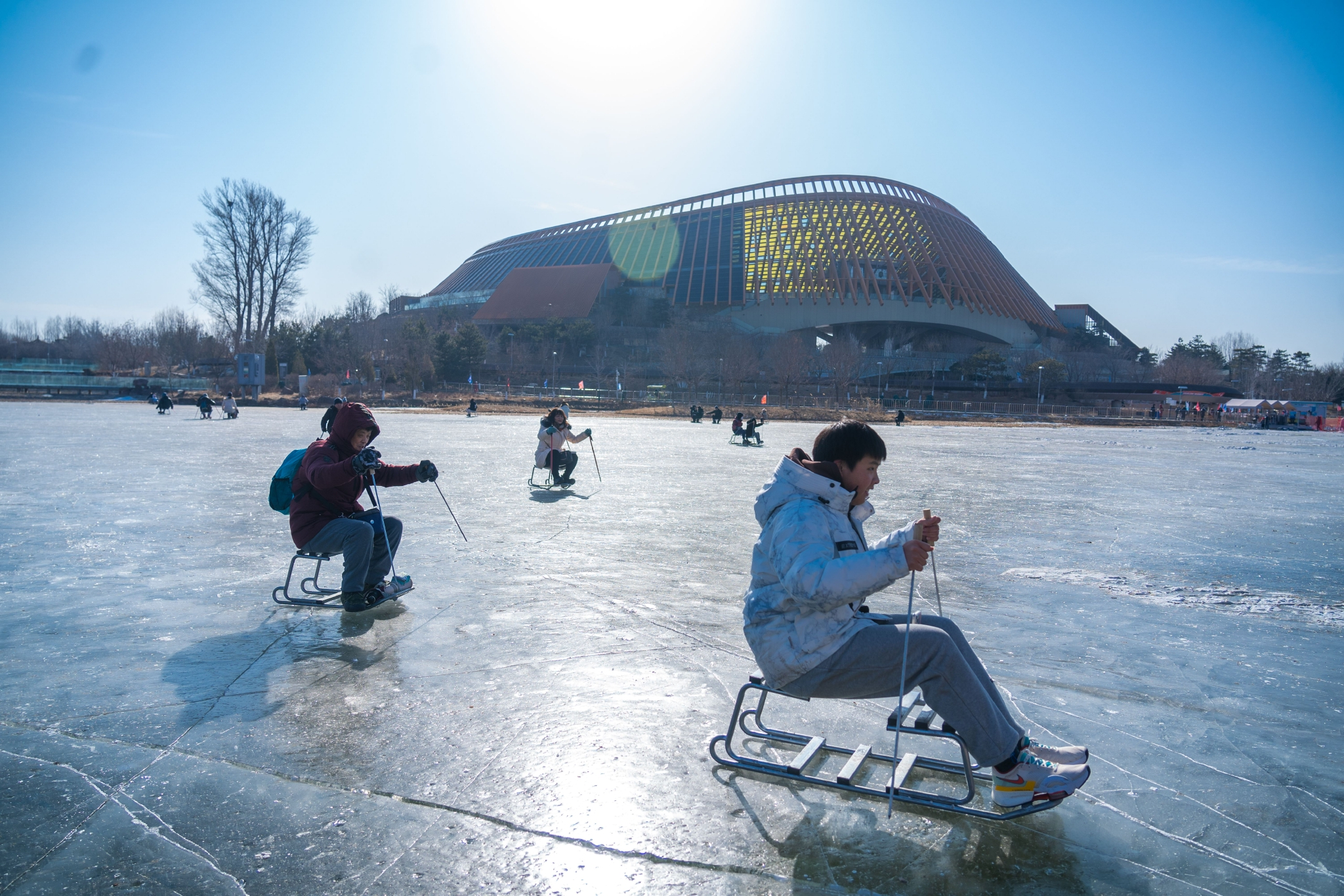 春节期间,游客在北京世园公园玩冰车.北京世园公园供图