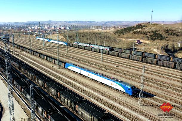 图为两万吨重载列车驶入神池南站