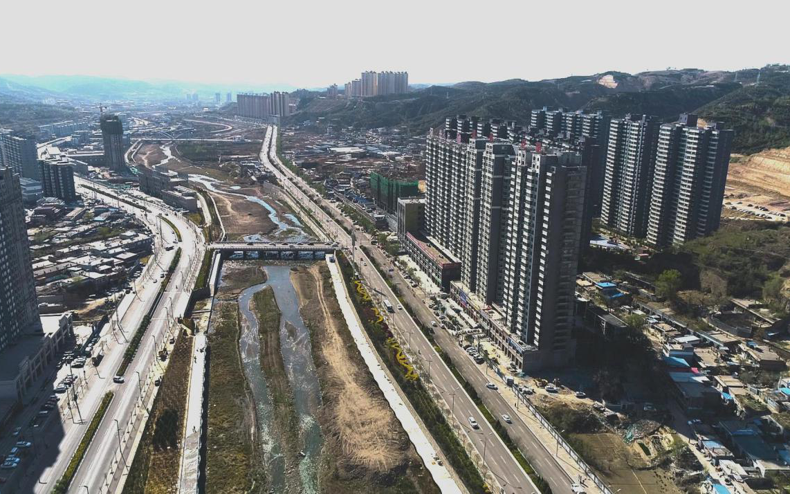 山西兴县县城沿河而建,如今林立的高楼与低矮的民房交织在一起.