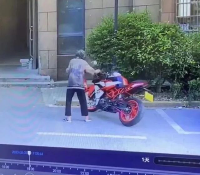 车主称故意推倒摩托车的老人已去世,会继续维权