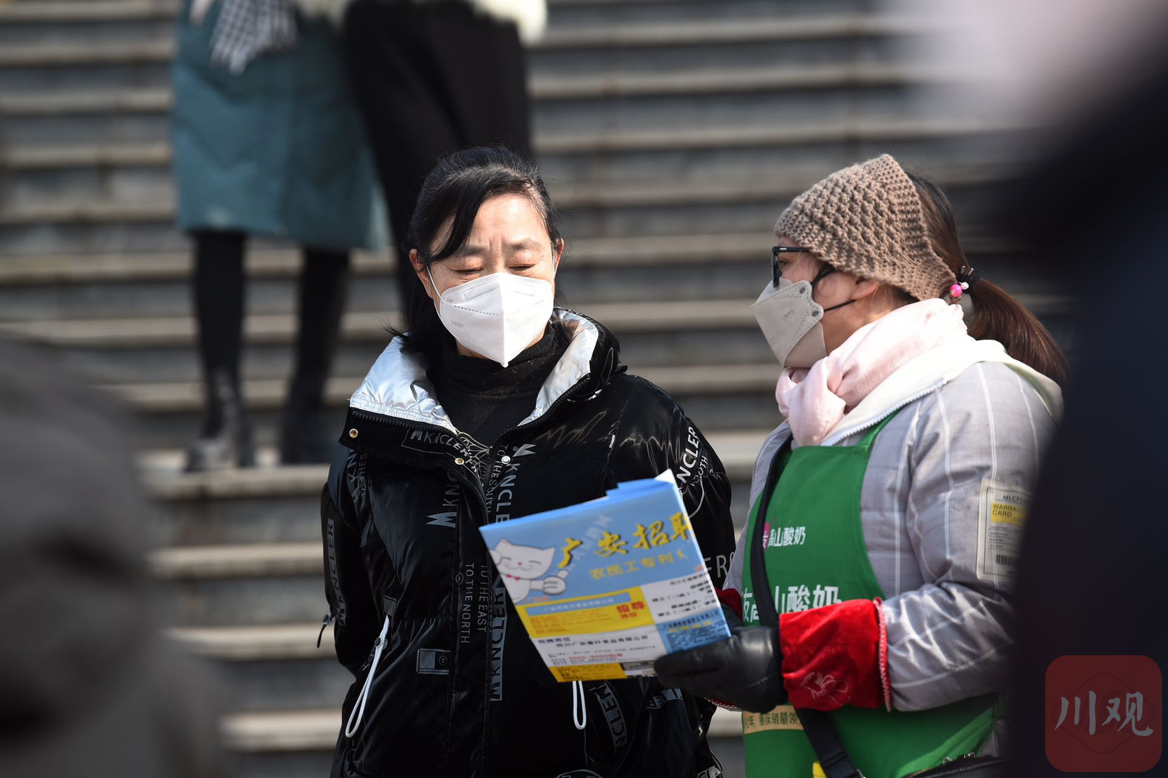 求职者在招聘活动现场求职、应聘。 康建林 摄