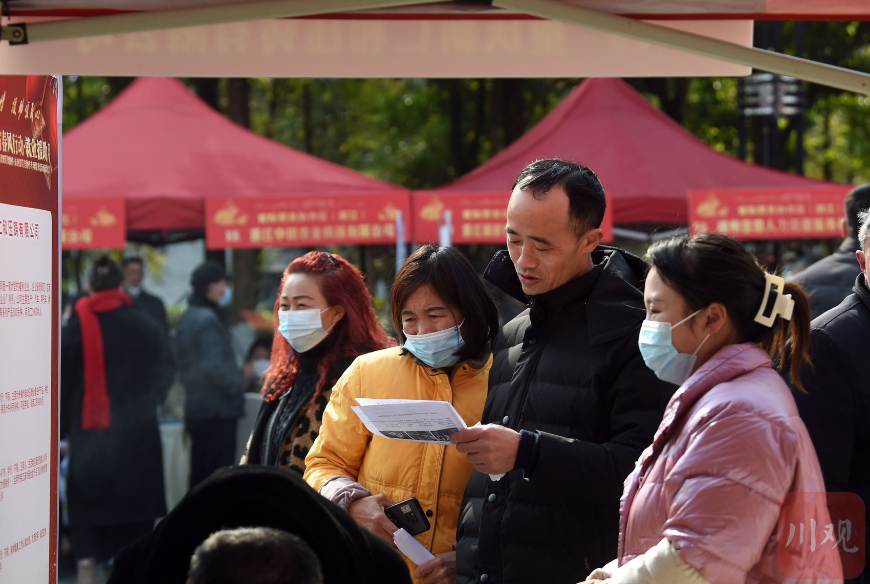 求职者在招聘活动现场求职、应聘。 康建林 摄