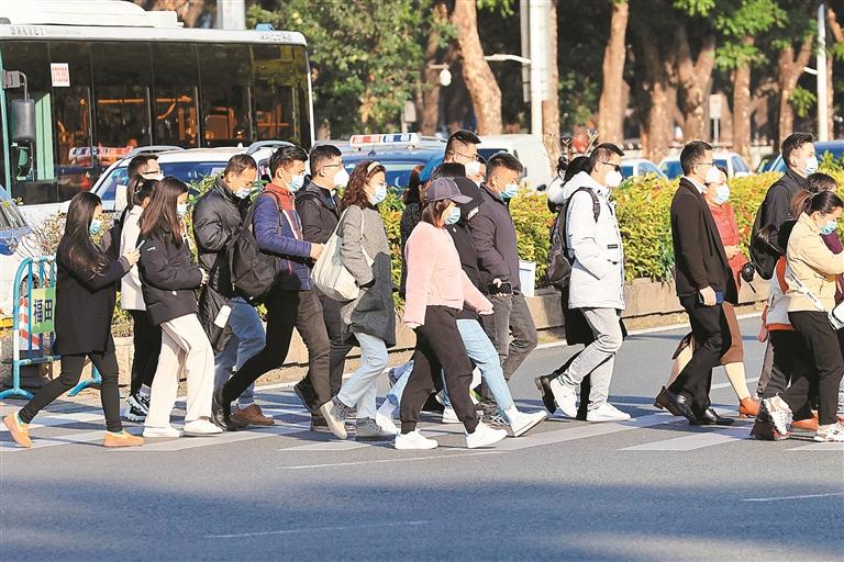 1月28日8时许,福田区新洲路人行道上,行色匆匆的上班族过马路赶赴