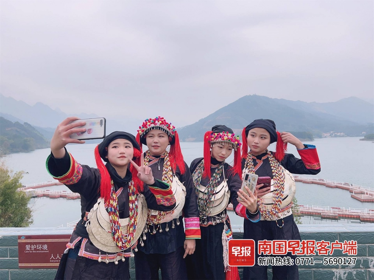 1月26日,布努瑶族人盛装过年.南国早报客户端记者 练才榕 摄