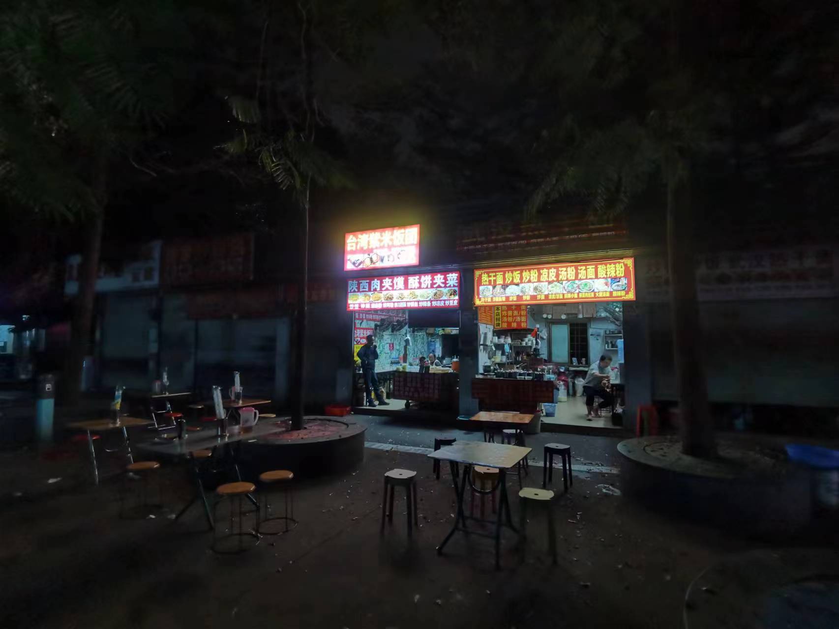 一片漆黑中，两家小吃店点亮的灯光 陈熊海摄