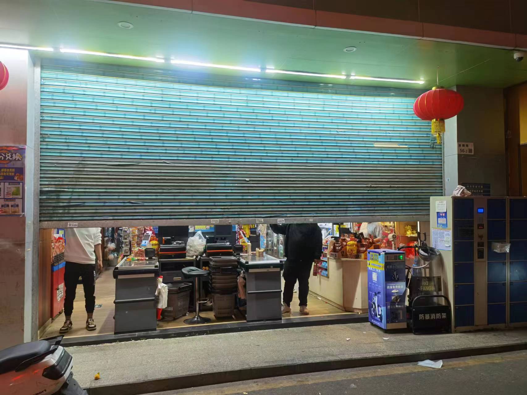 晚上8点多便准备关门的生活超市 陈熊海摄