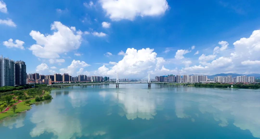 蓝天白云下的北江,水天一色.清远日报签约摄影师 李文勇 摄