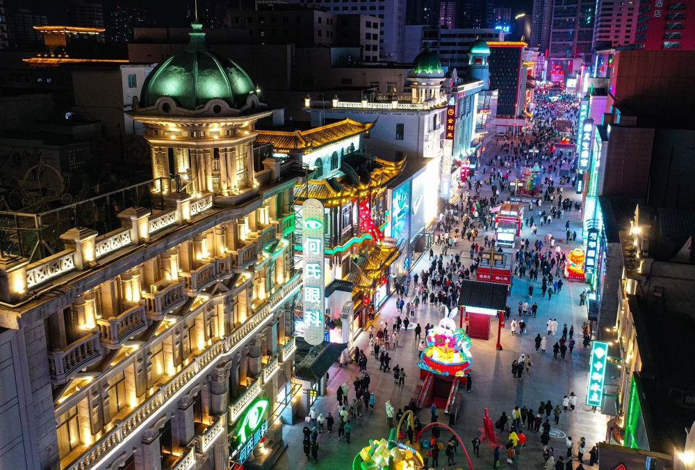 1月25日,市民在沈阳中街商业街上休闲购物(无人机照片).新华社发