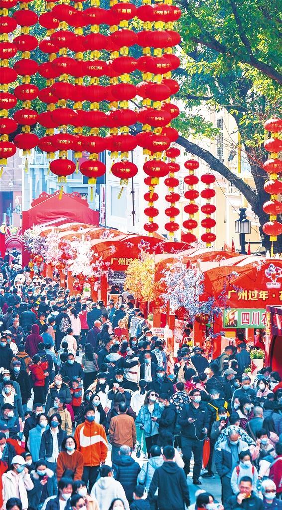 涌摄(中经视觉)▲1月17日,2023年广州越秀区西湖花市,市民喜气洋洋逛