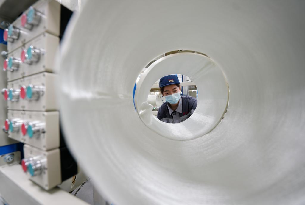 在河北冀中新材料有限公司,工人在玻璃纤维生产车间内工作.