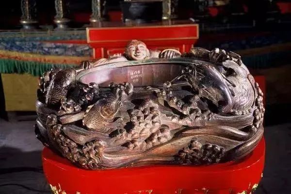 鱼龙变化盆,乾隆洗三盆,现藏于北京雍和宫.