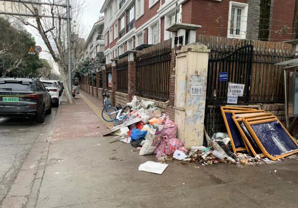 “严打击”下,上海马路上仍时不时出现建筑垃圾:偷倒为何难治?|建筑垃圾_新浪财经_新浪网