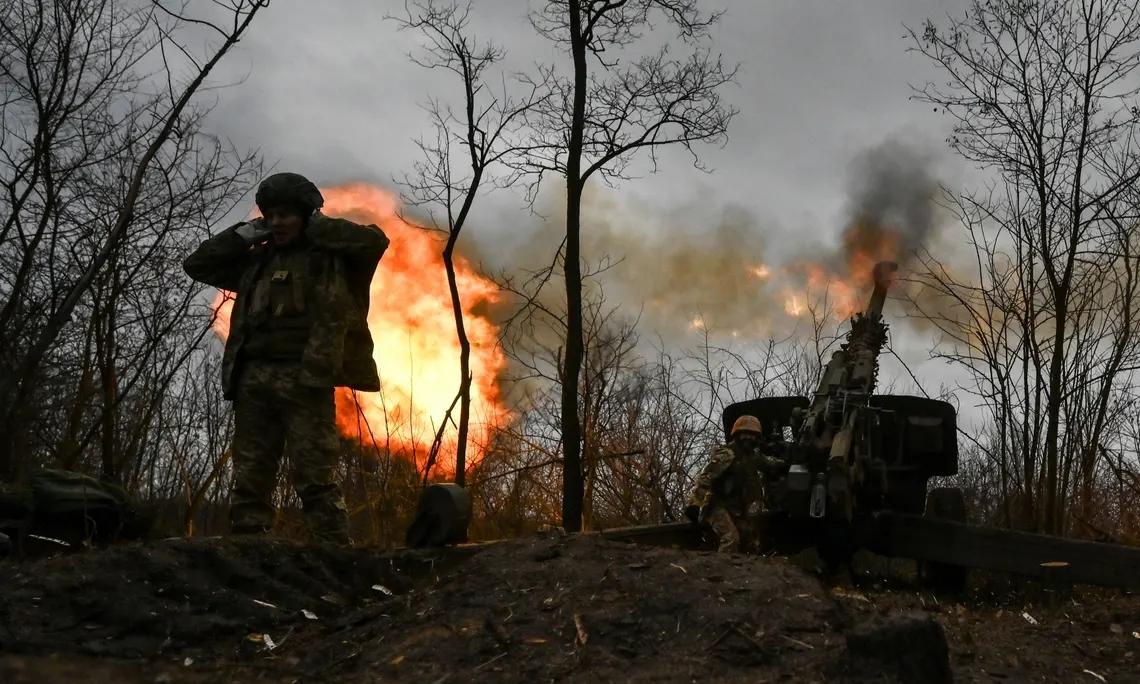 ↑在扎波罗热地区前线，乌军士兵向俄军发射炮弹