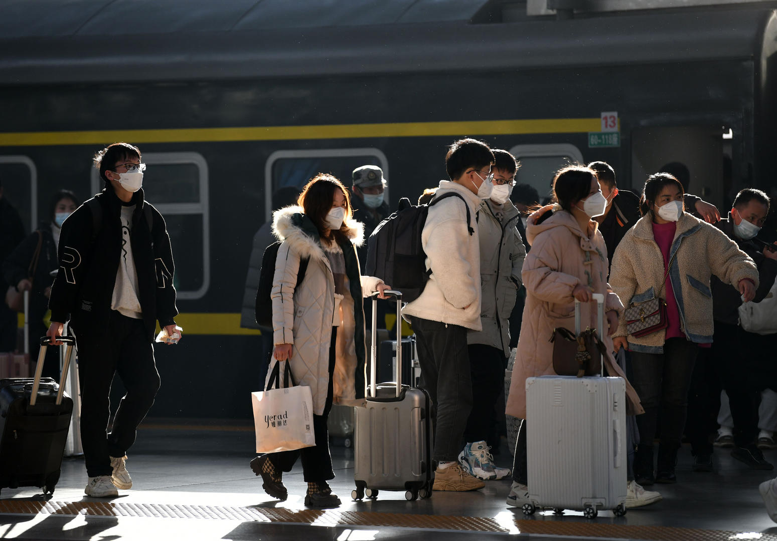 ↑旅客准备上火车 据视觉中国
