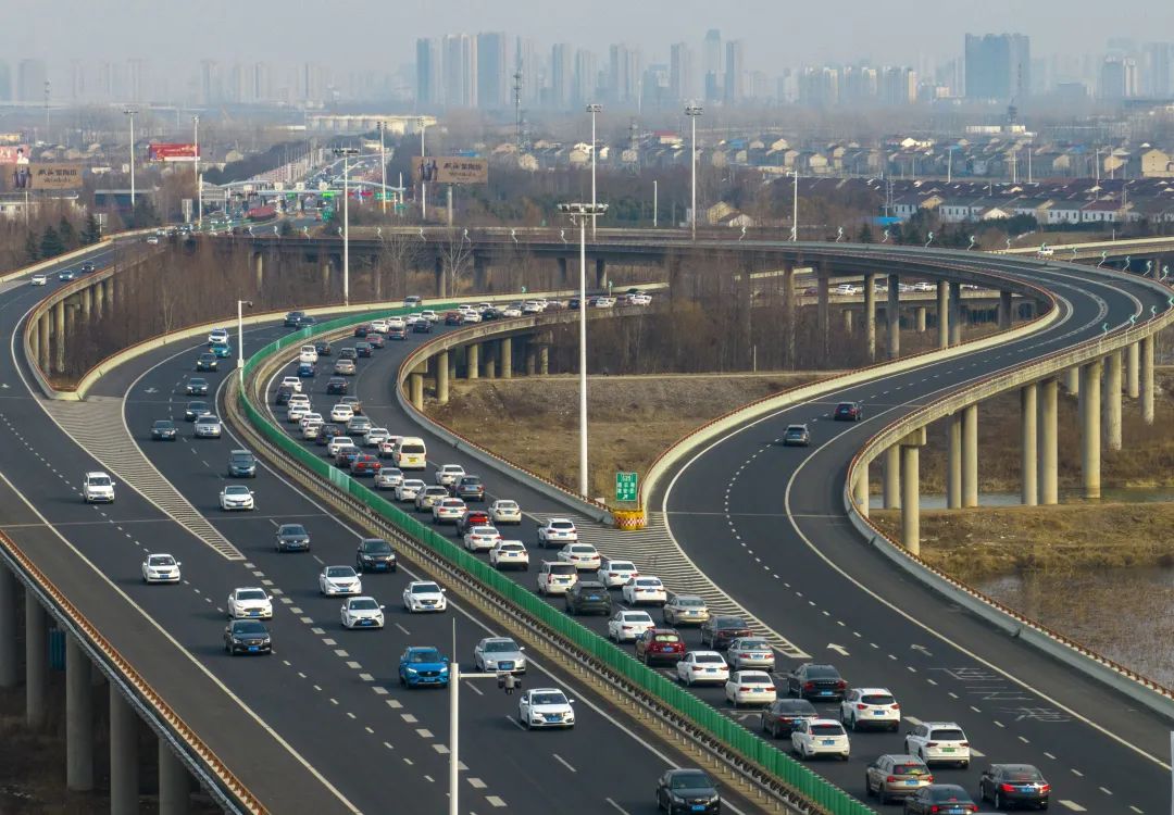 1月26日,在长深高速江苏省淮安市段,车辆在缓慢行驶.
