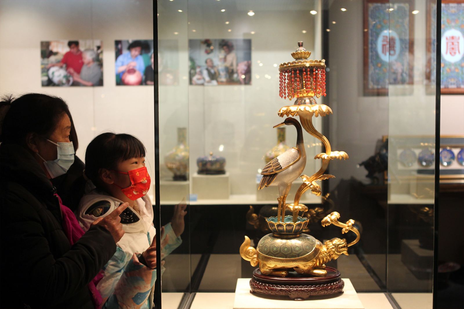 1990年由中国工艺美术大师戴嘉林设计的《龟龄贺寿灯》