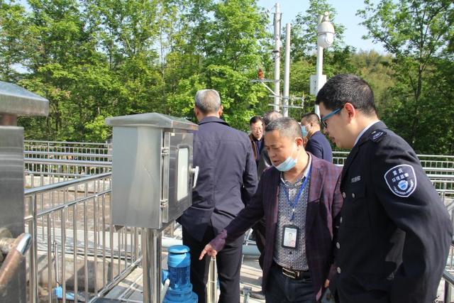 川渝执法人员联合检查污水处理站.