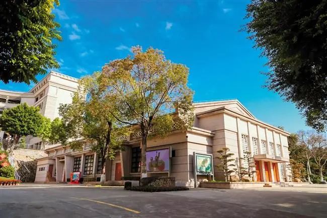 为纪念前贤,激励后学,金山中学于145周年校庆之际,将郭国英捐建的电教