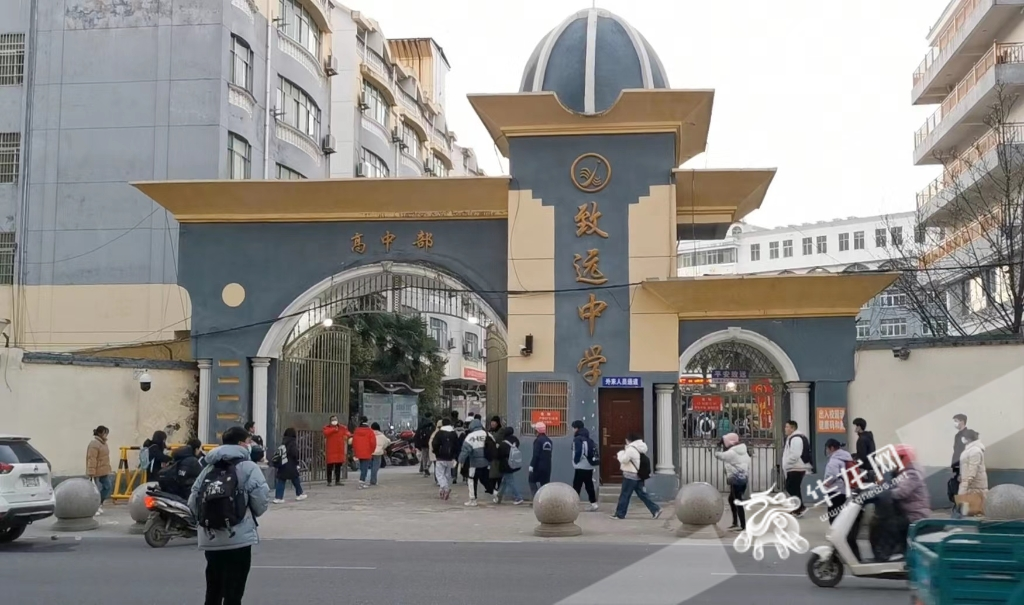 胡鑫宇生前就读的江西省上饶市铅山县致远中学门口.