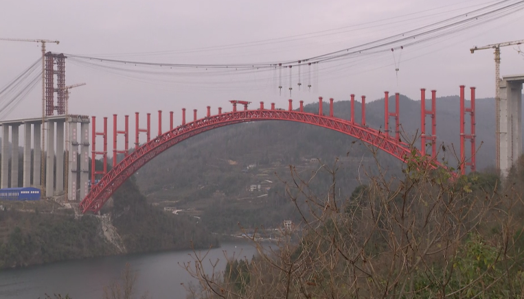 △贵州德余高速乌江特大桥凌空飞架 工人正在为新年开工做准备